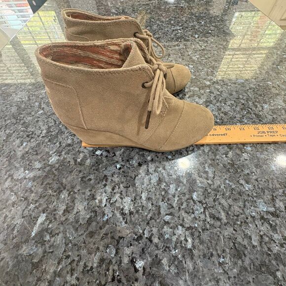 TOMS Desert Wedge Booties Women’s Size 6.5 – Taupe Suede Lace-Up Ankle Boots - Picture 11 of 11